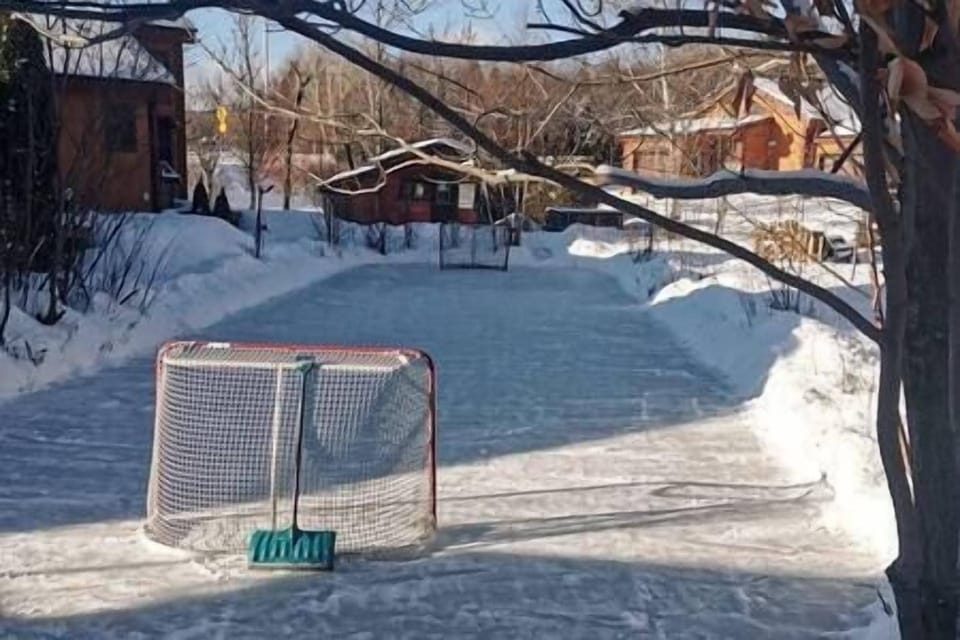 Skating rink in the backyard! 10 meters from the house in the courtyard.