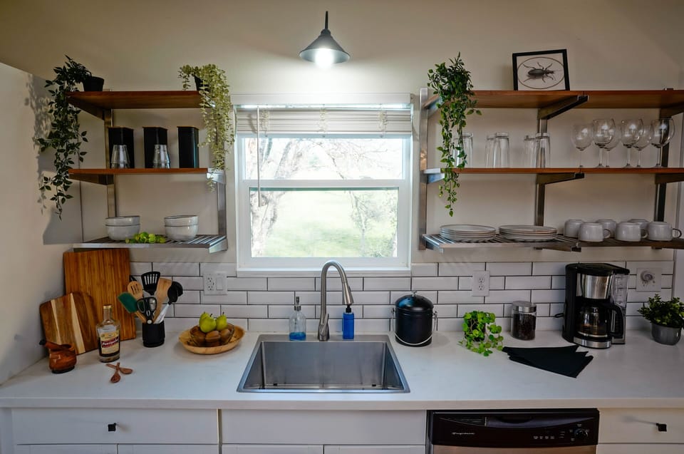 Fully stocked kitchen: dishwasher, coffeemakers, electric kettle