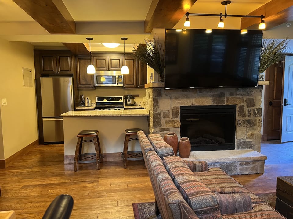 Living Room/Giant Flat Screen TV/Kitchen/Fireplace