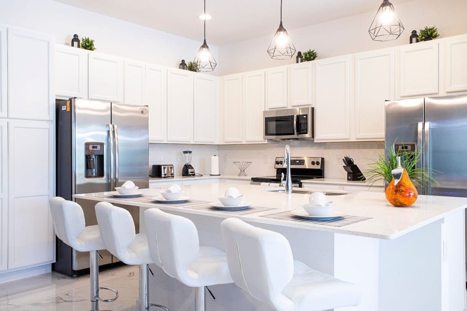 Fully-equipped kitchen with stainless steel appliances, with all you need to prepare meals for the day.