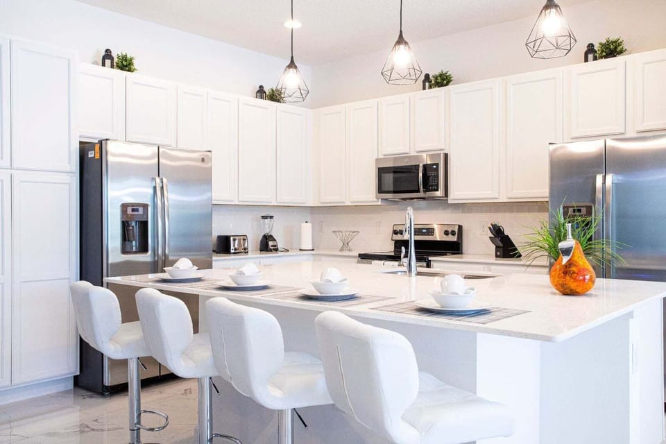 Fully-equipped kitchen with stainless steel appliances, with all you need to prepare meals for the day.