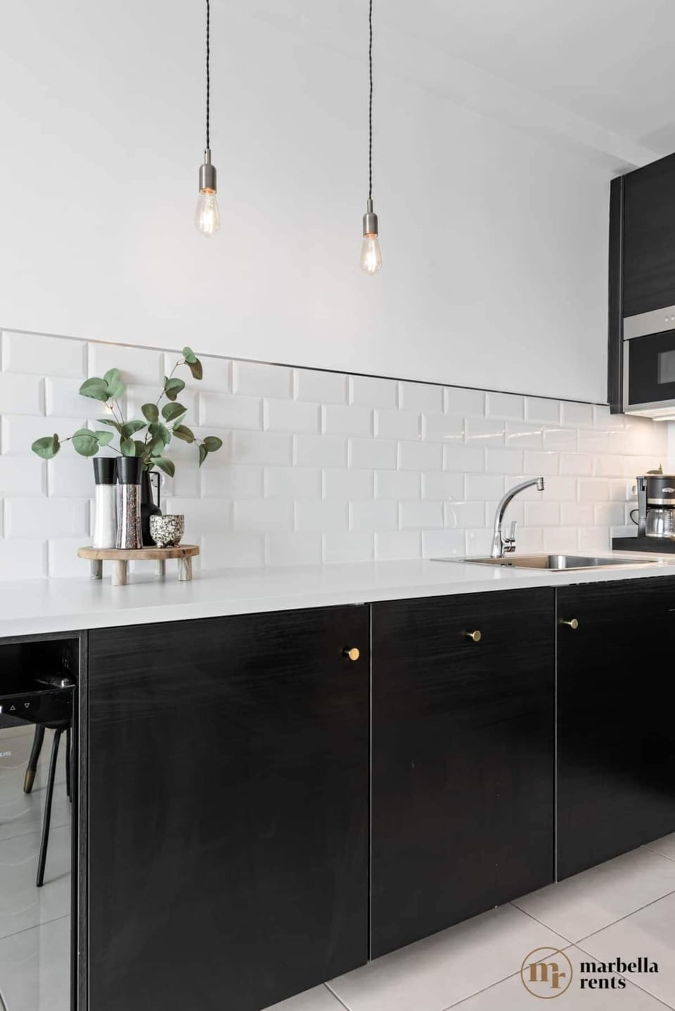 the fully equiped kitchen with dishwasher. 