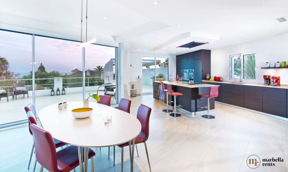 Fully equipped kitchen with breakfast bar.