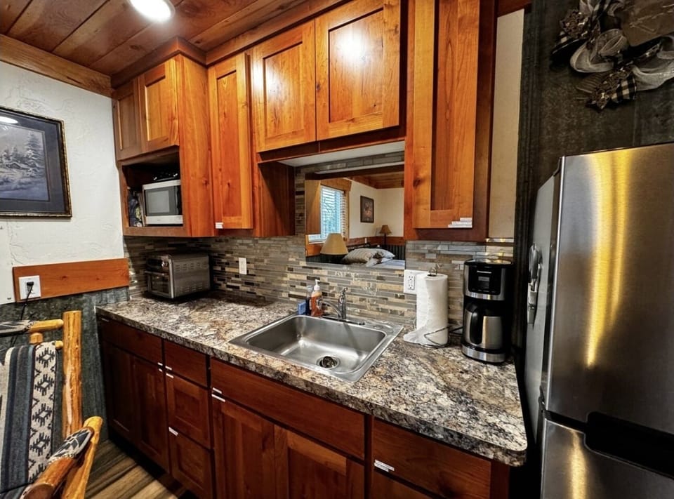 Kitchenette with a hot plate and a toaster oven/air fryer
