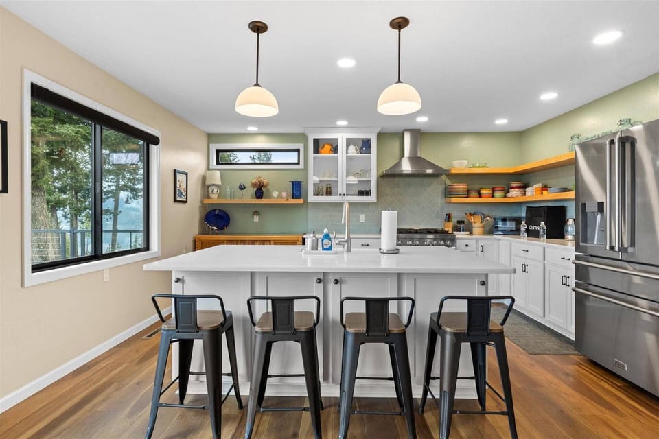Gorgeous Chef's kitchen with all the cooking necessities