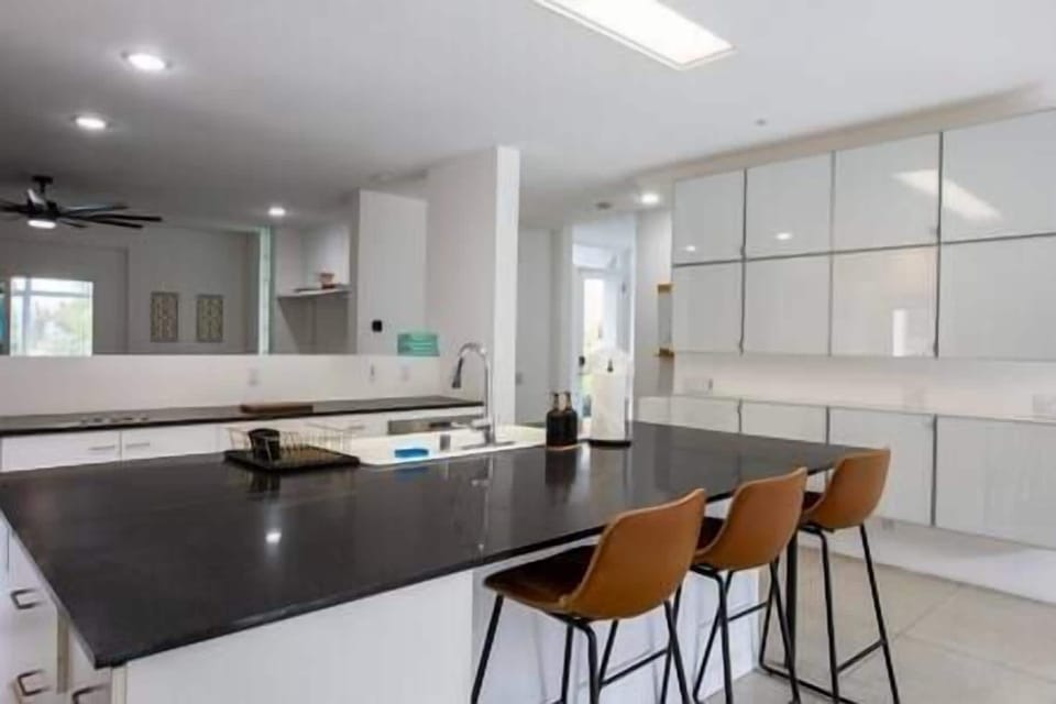 Kitchen island with barstools (1)