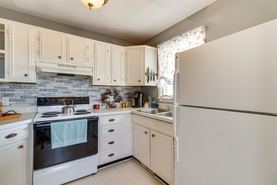 Kitchen | Keurig Coffee Maker | Toaster | Cooking Basics | Hot Water Kettle