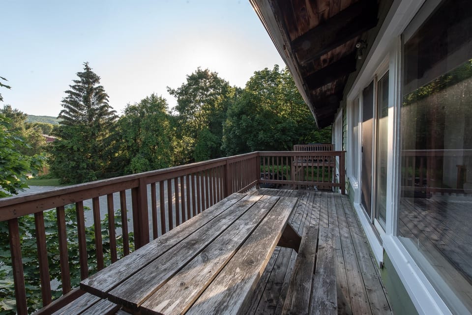 Oversize balcony with a view of Blue Mountain