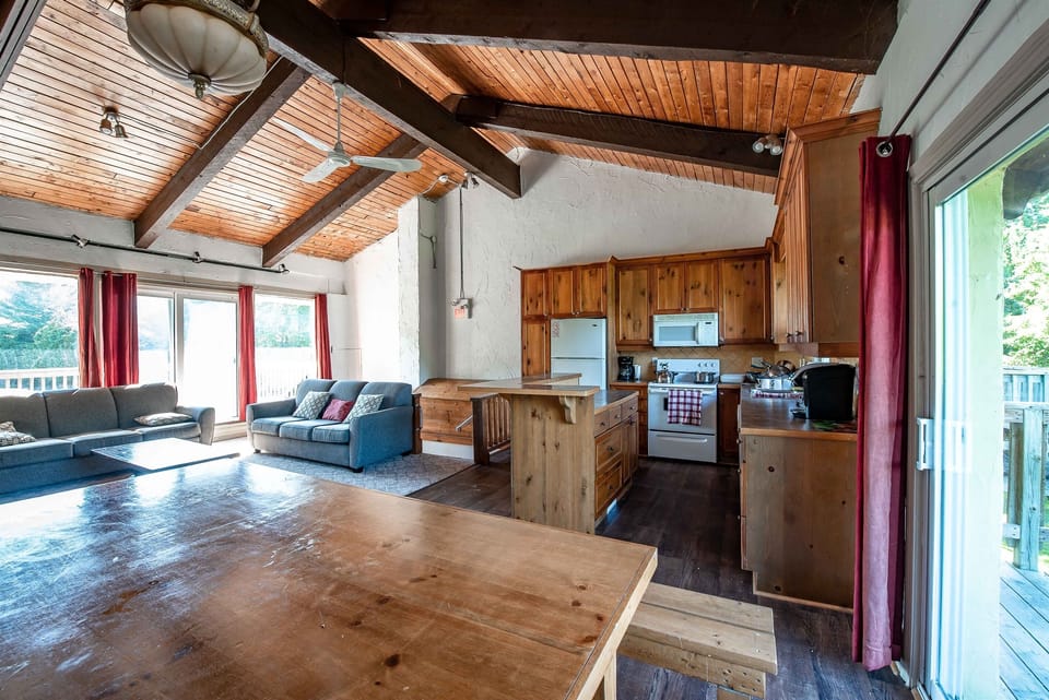 Open concept living, dining & kitchen