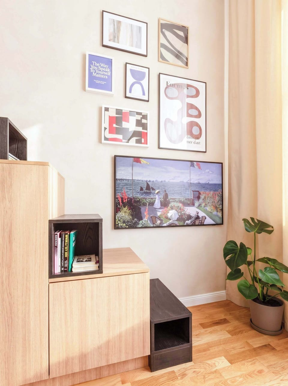 In the lower floor there is TV with Netflix