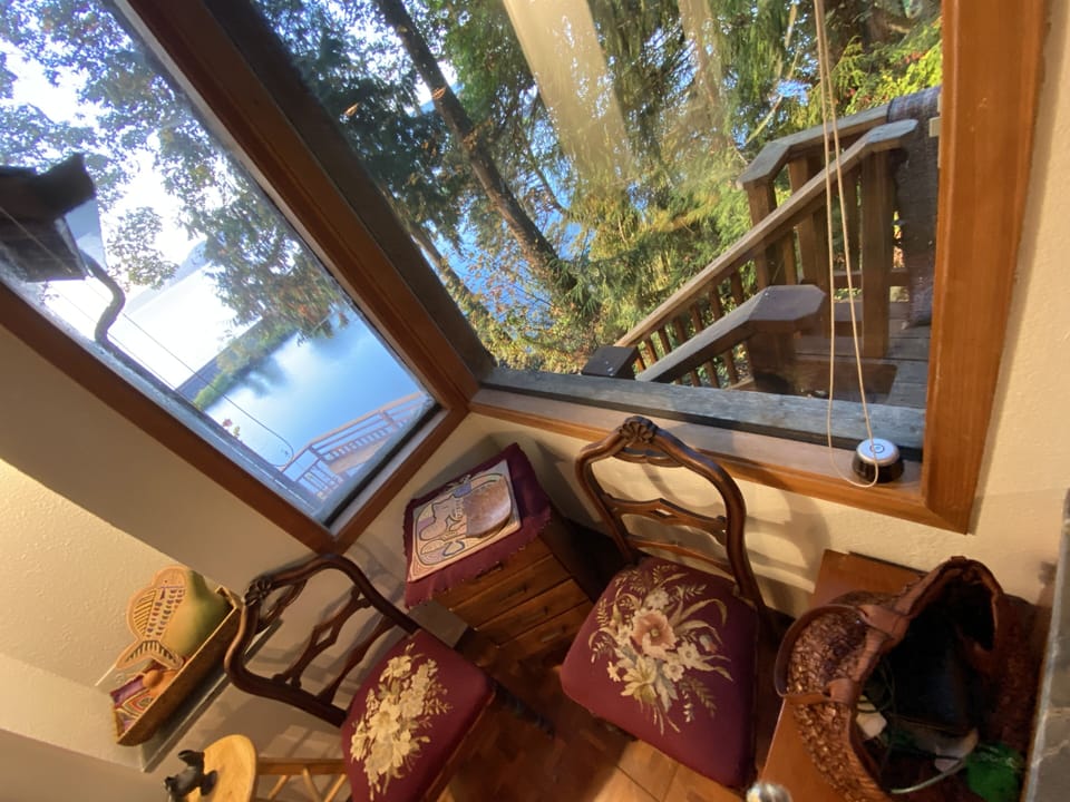 Little kitchen sitting area.