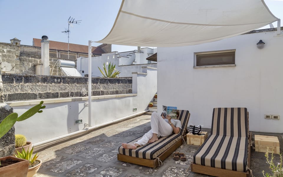 Sunbathing on the roof terrace. Il solarium in terrazzo.
