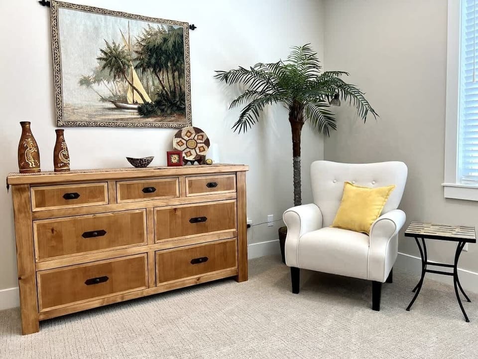 Master Suite (new chair)