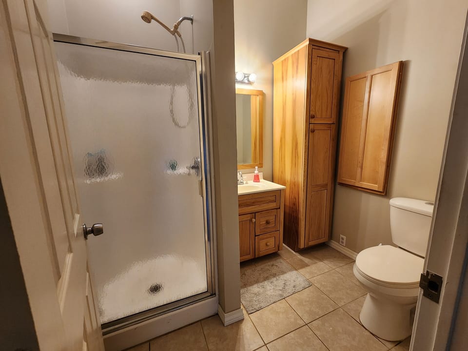 Main level full bath