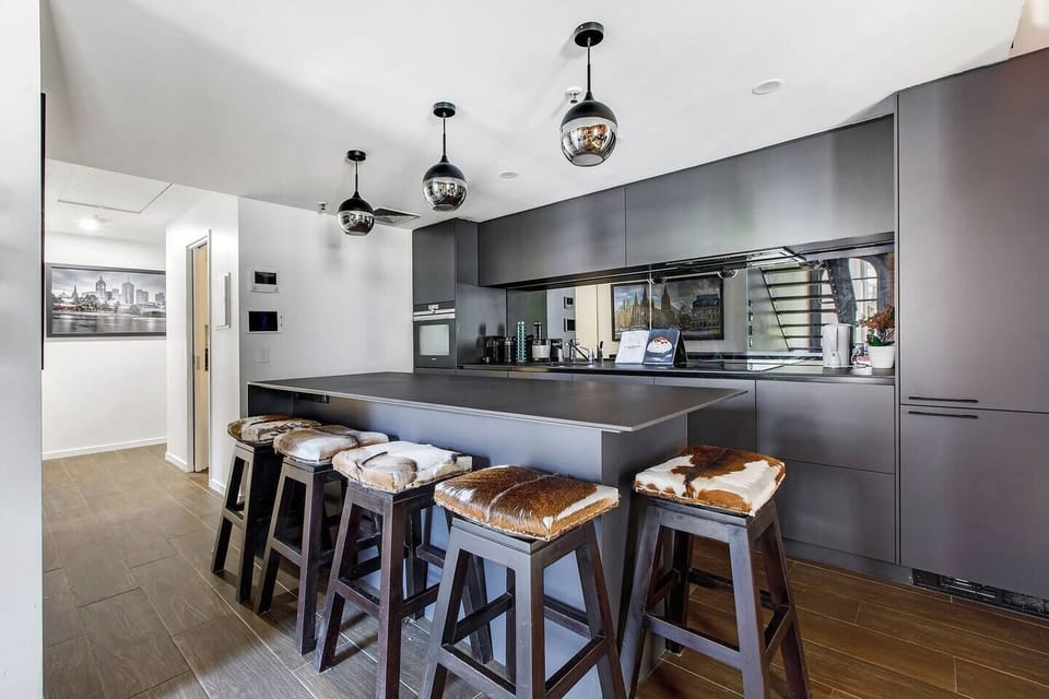 The breakfast bar offers ample seating to enjoy a quick bite to at before exploring the city.
