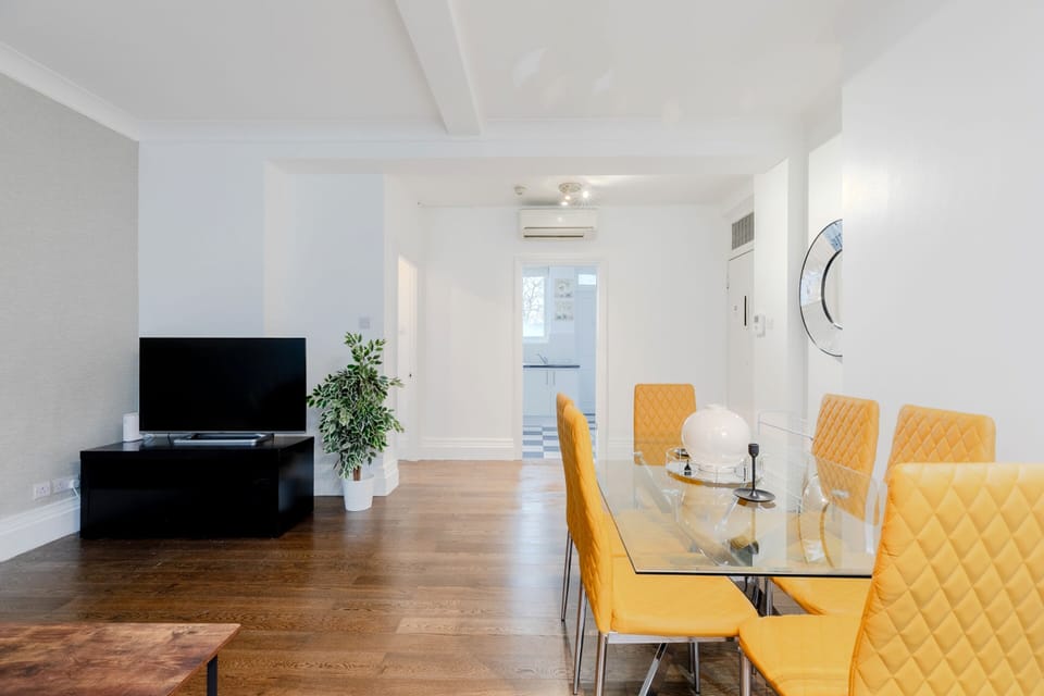 Living Room / Lounge