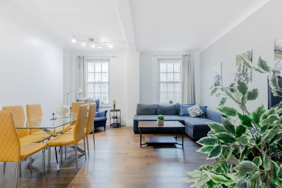 Living Room / Lounge