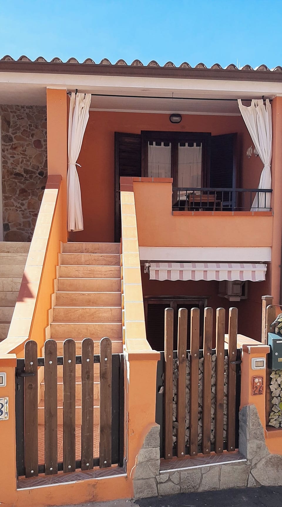 Foto facciata tende aperte
