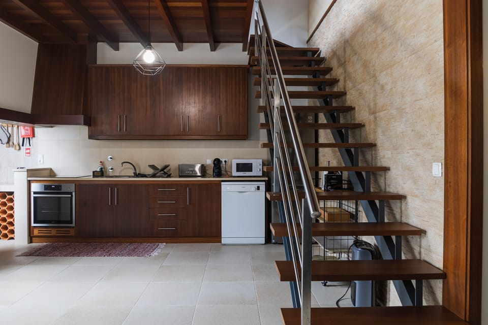 Cozinha e escadas  de acesso 1º piso