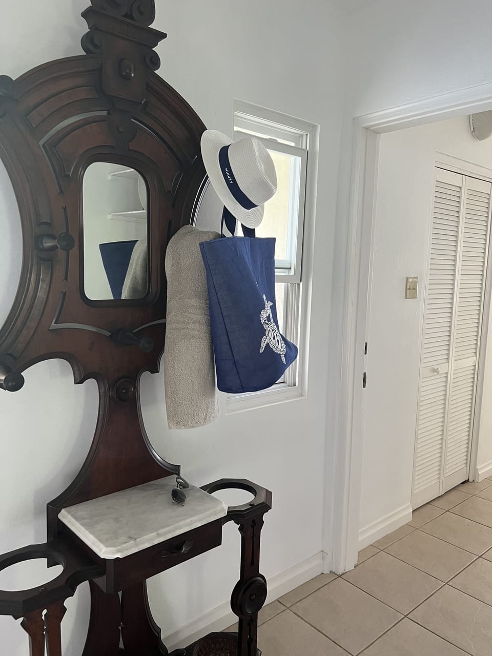 Foyer that connects master bedroom and guest bedroom