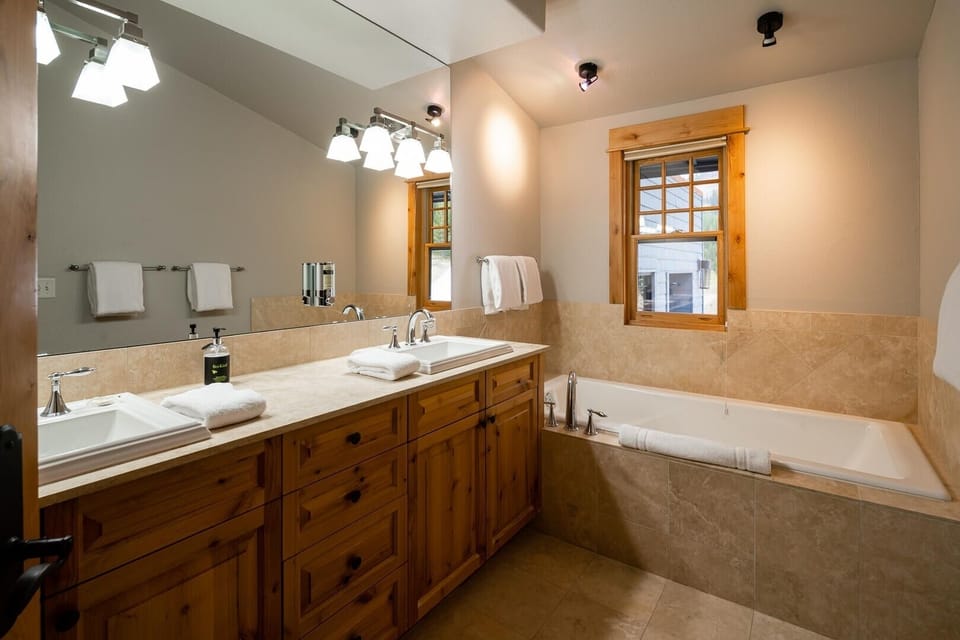 Sink, Sink Faucet, Bathtub, Tub, Indoors