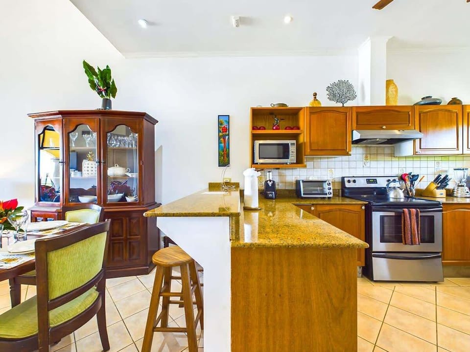 Kitchen with breakfast bar