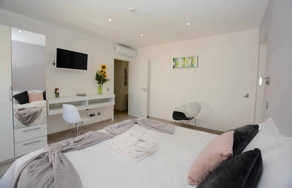 Bed,Bedroom