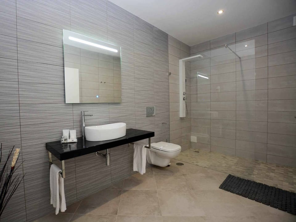 Shower,Toilet