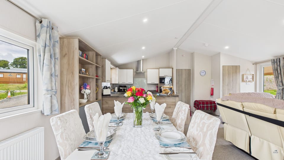Open-plan living and dining area for up to 6 guests.