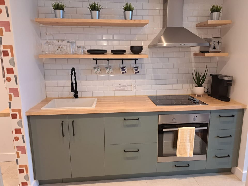 Full kitchen.