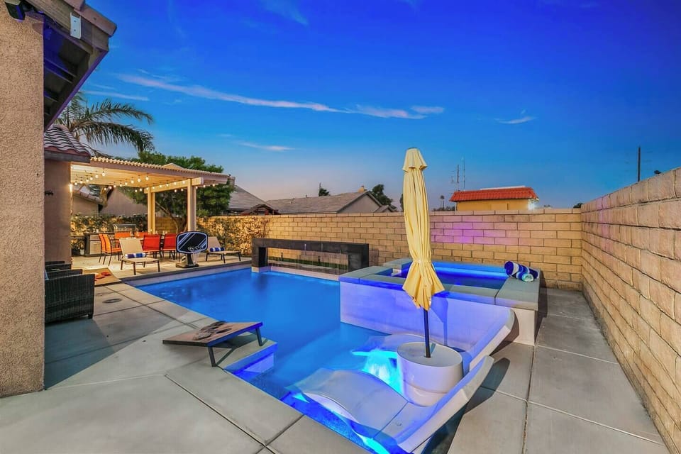 Backyard Salt Water Pool and Spa (2)