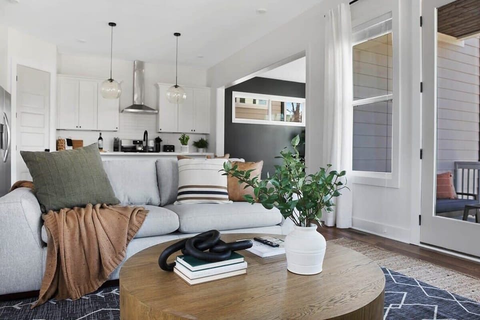 Cozy and Inviting Living Room with Plush Seating
