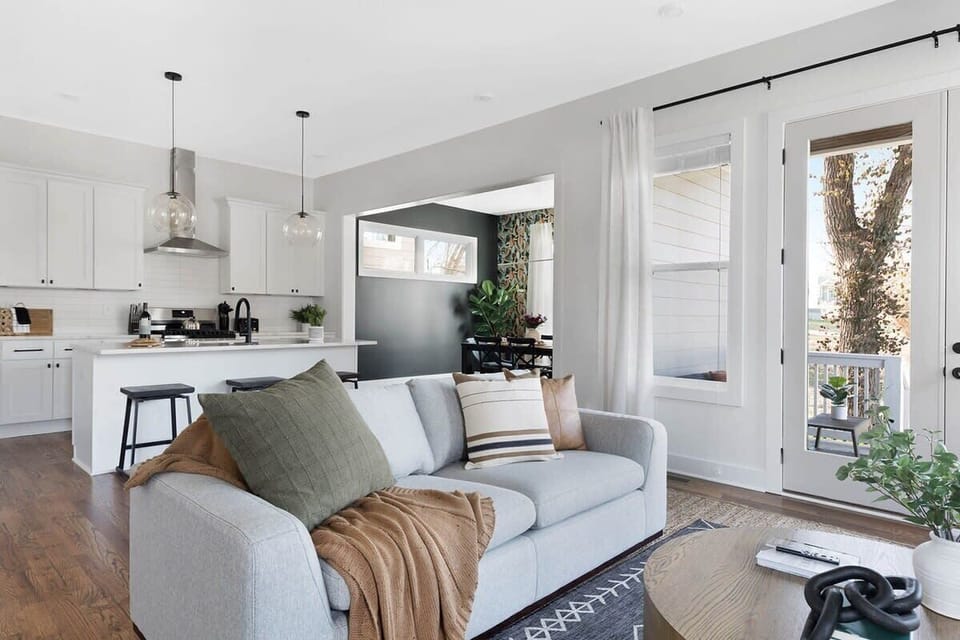 Cozy and Inviting Living Room with Plush Seating
