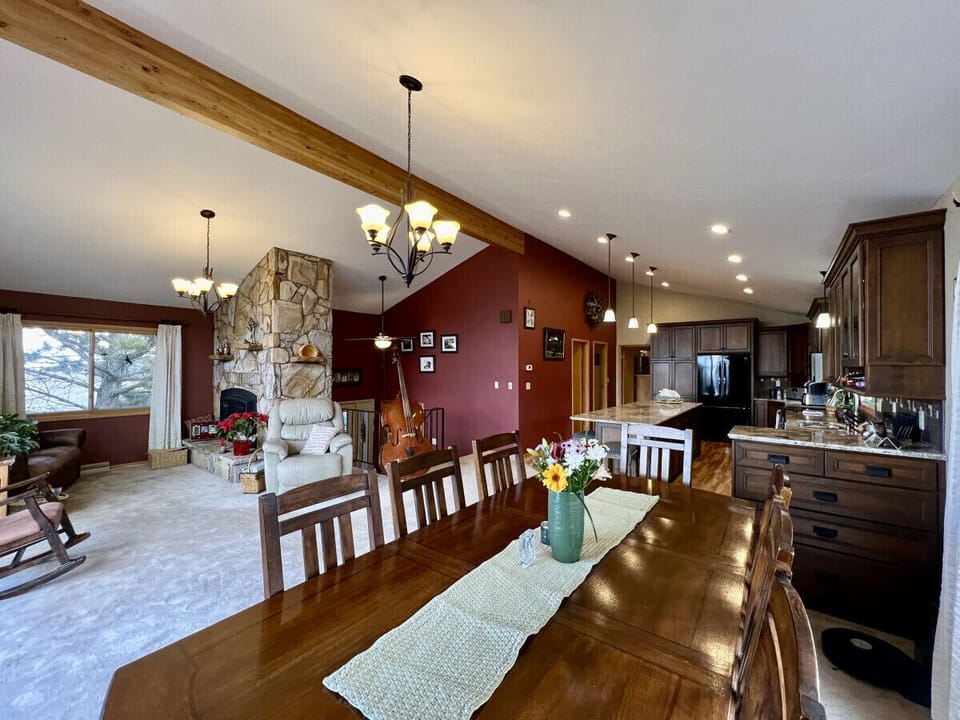 Gorgeous open floorplan with views!