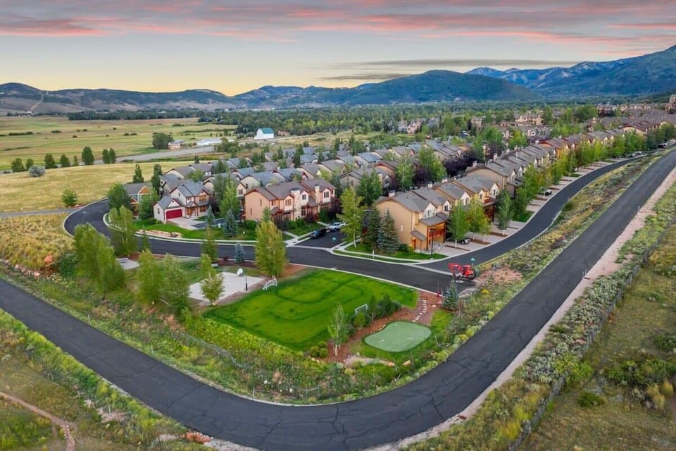 Spacious 4BR townhome in Bear Hollow, close to trails, slopes, and shops.