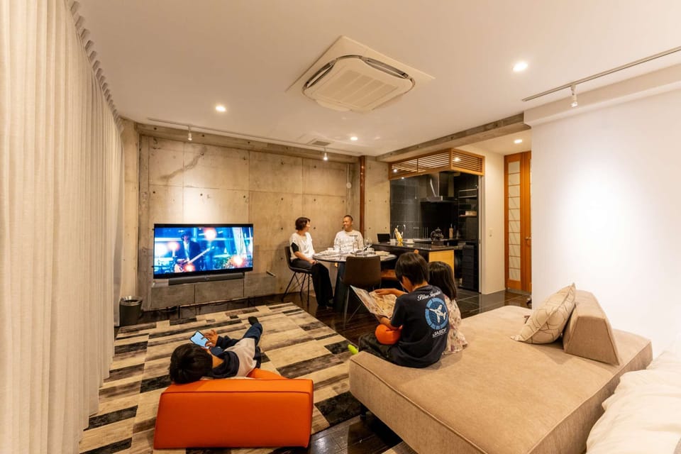 ソファに腰かけて家族や友人と団らんできる広々リビング。テレビやエアコンも完備で快適です。