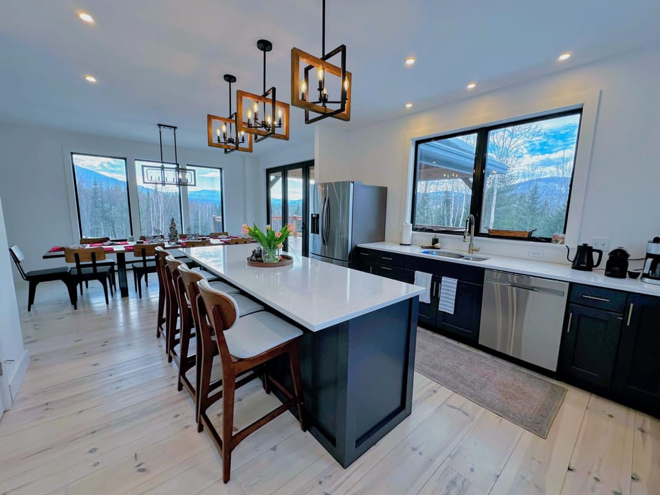 Kitchen with breakfast bar