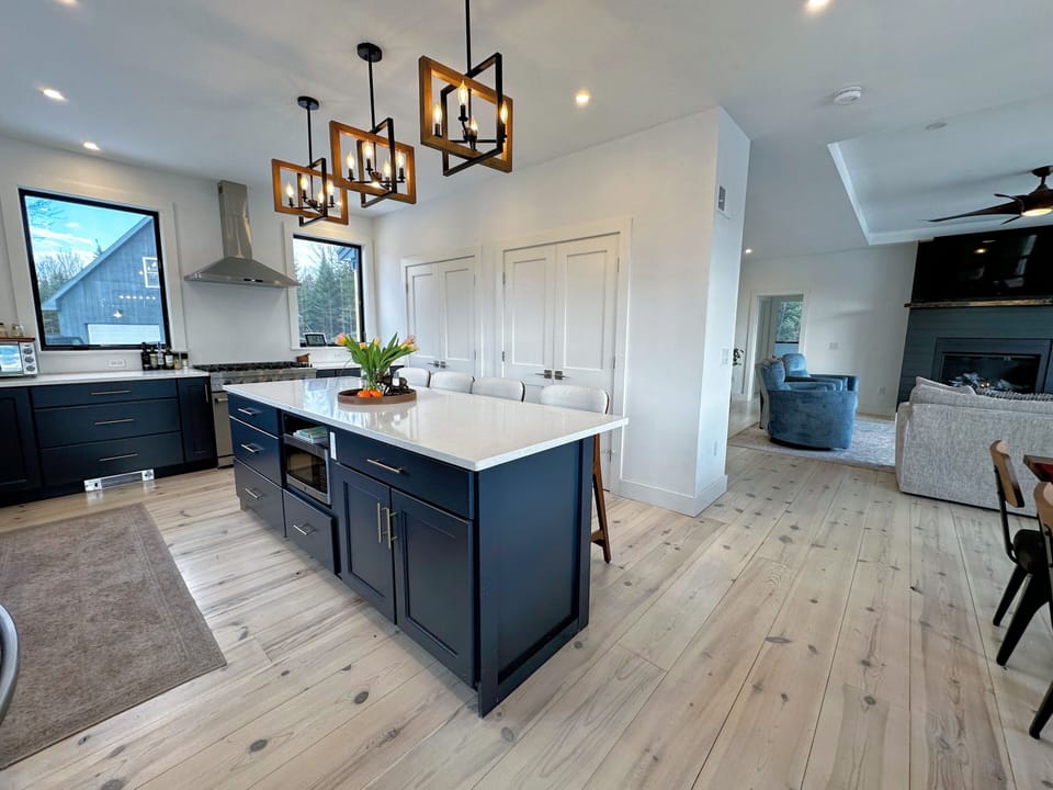 Kitchen with breakfast bar