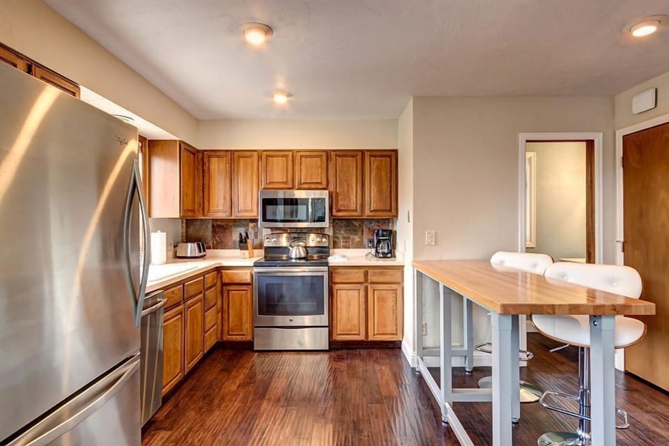 Kitchen with breakfast bar