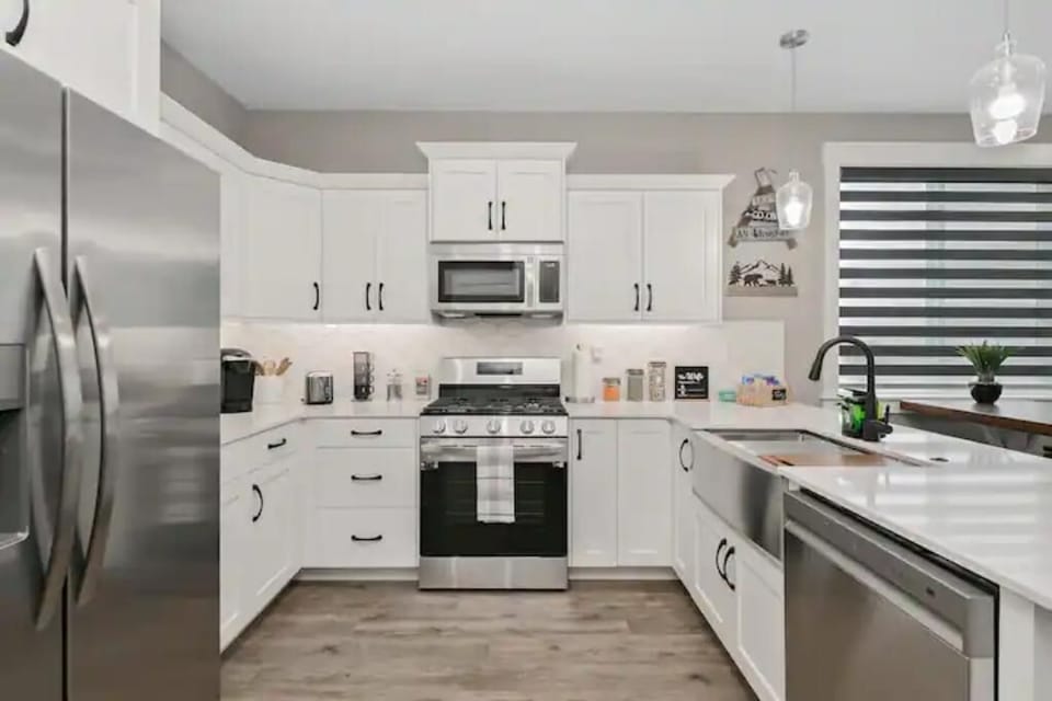 Full service modern kitchen.
