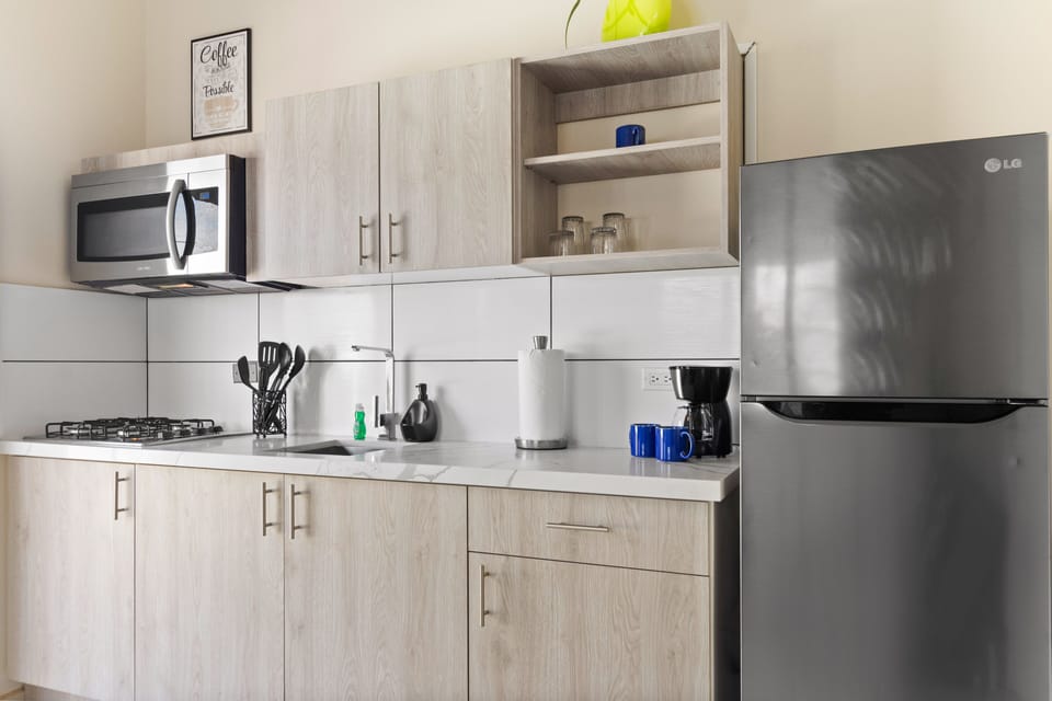 Fully equipped kitchen of the apartment in Noord, Aruba - Availability of all kitchen accessories - Elegant lighting - Large amount of storage - Sufficient space to work according to your ease - Excellent bright space of villa