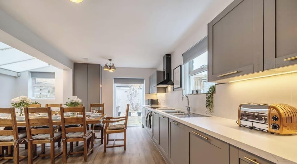 Kitchen/dining table