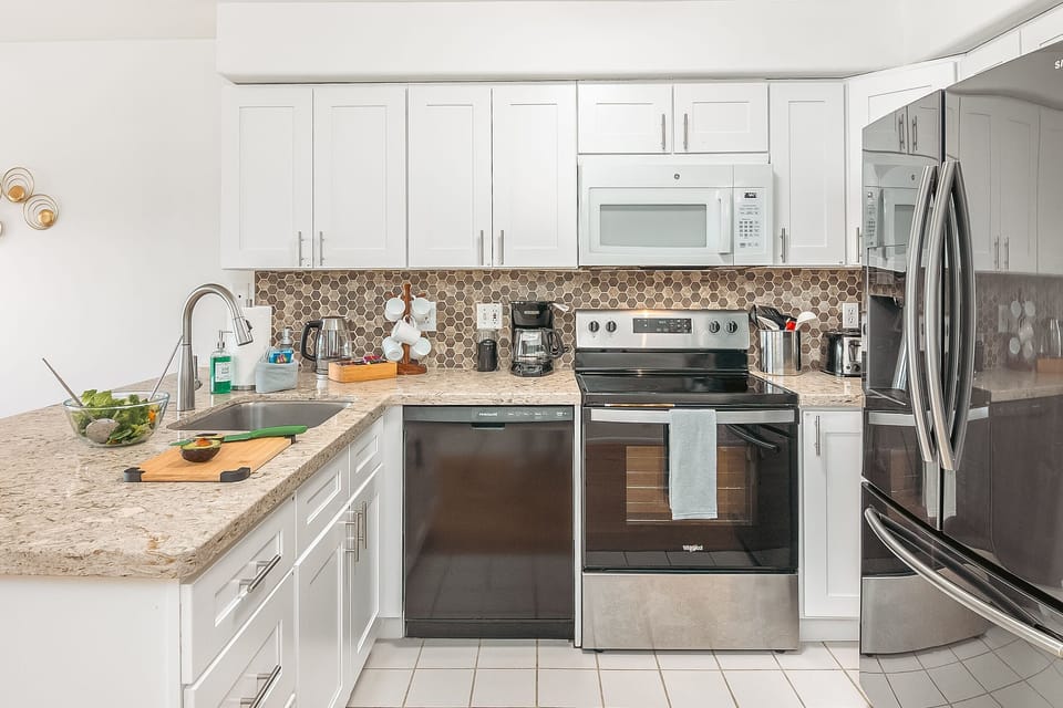Thanks to the dishwasher you won't need to worry about washing the dishes yourself