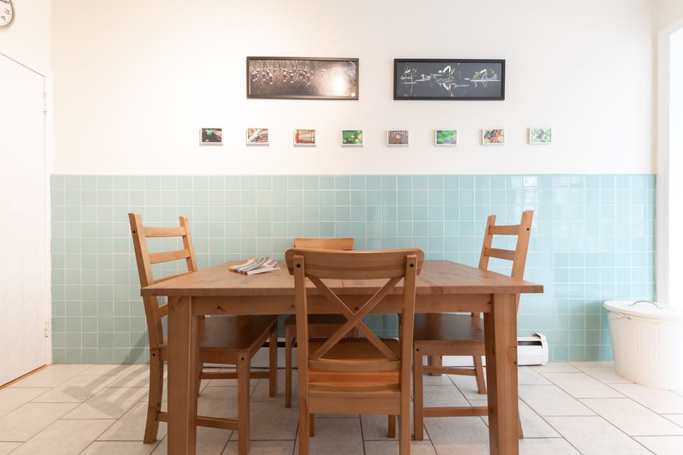 Kitchen with an expandable table to seat 4 or 6.