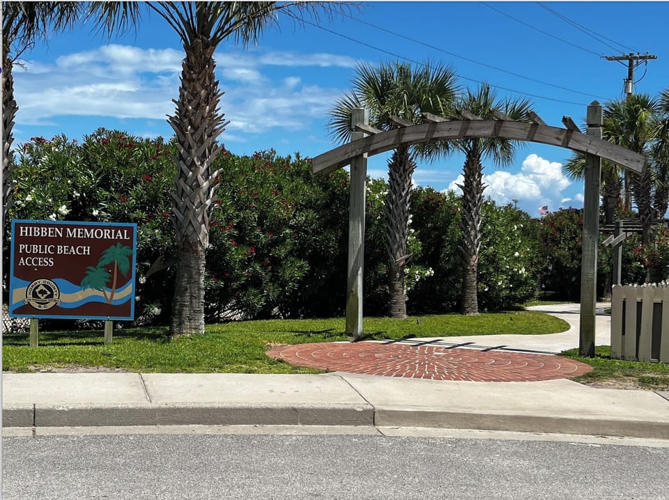 Entrance to Hibben Memorial Beach.