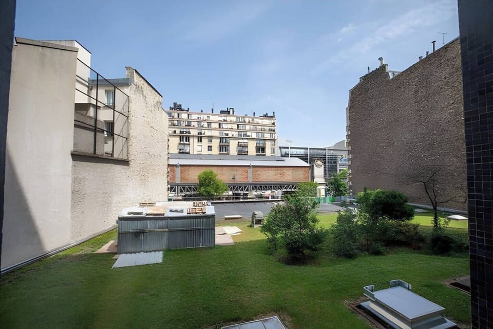 Vue fenêtre dans le salon