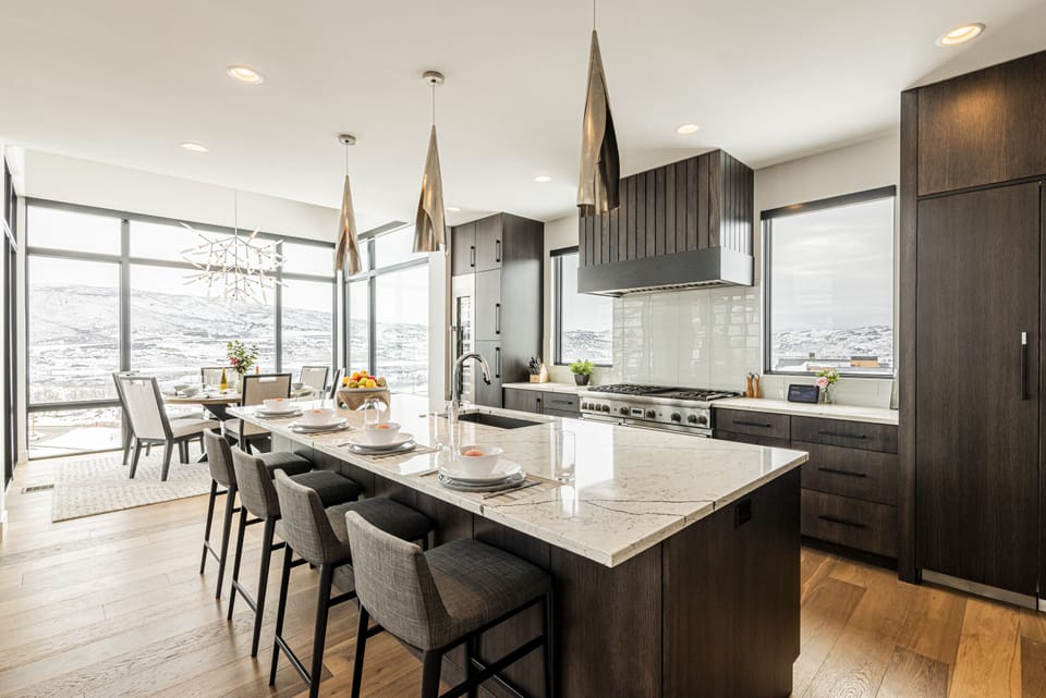 Fully Equipped Kitchen with Bar Seating for 6