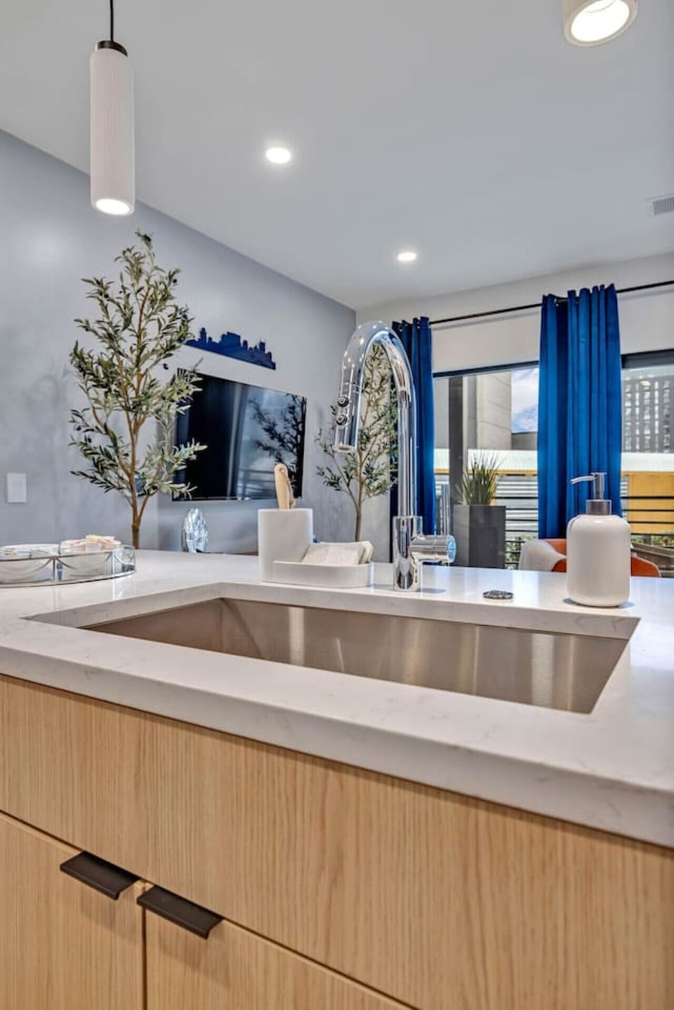 Open living space with brand new appliances