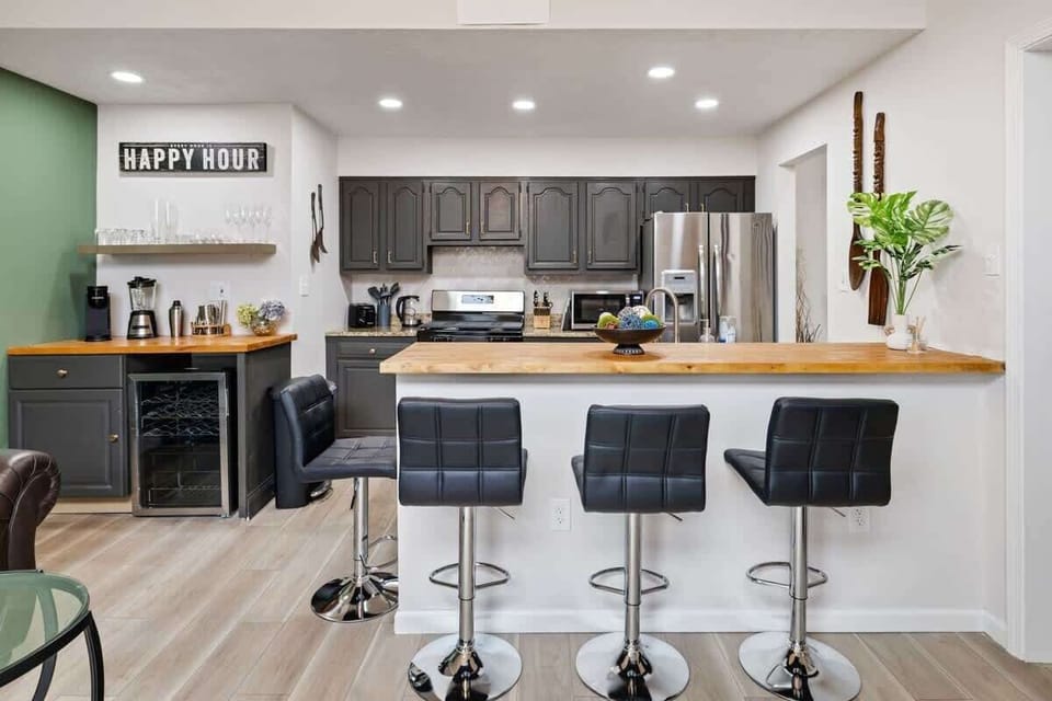 Island vibes: Prep, cook,  eat and chat – all in one central spot.