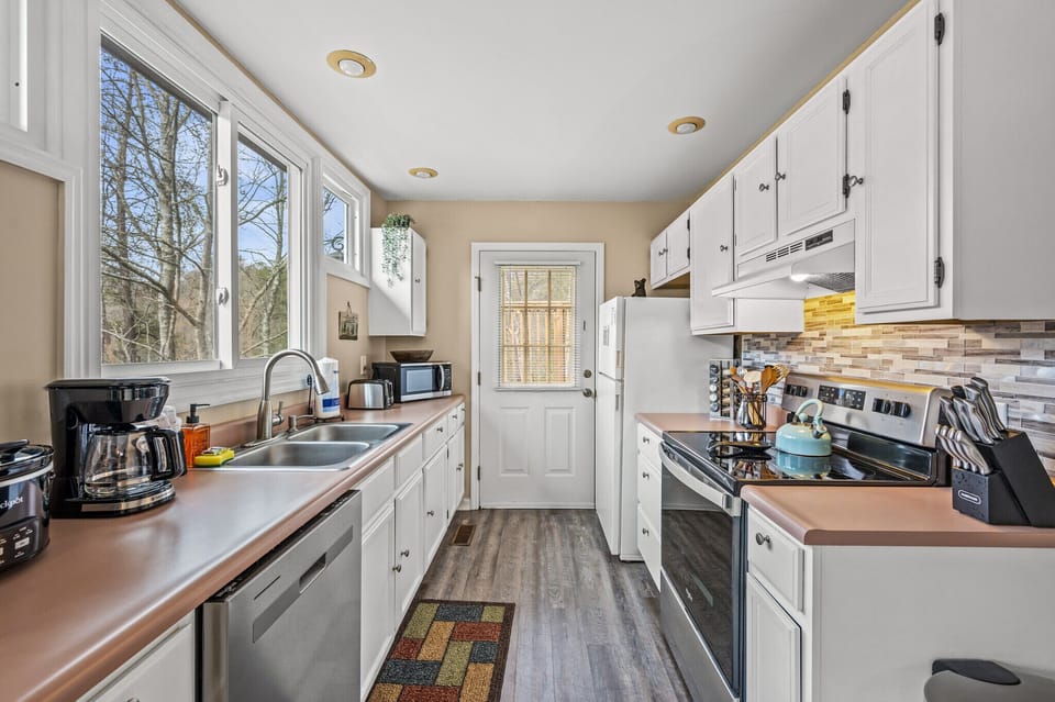 Smoky Dreams' fully equipped kitchen